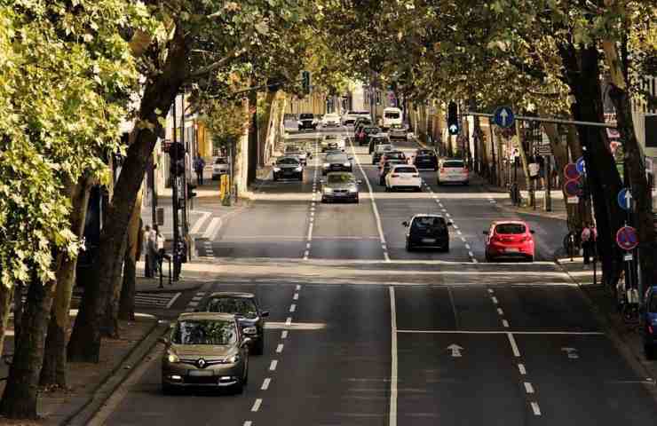 Una strada trafficata da auto