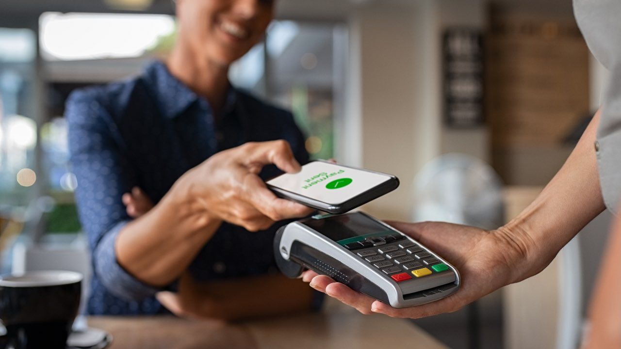 Contanti addio: obiettivo micro-pagamenti e contactless