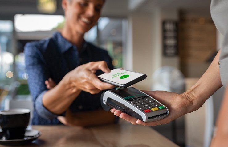 Contanti addio: obiettivo micro-pagamenti e contactless