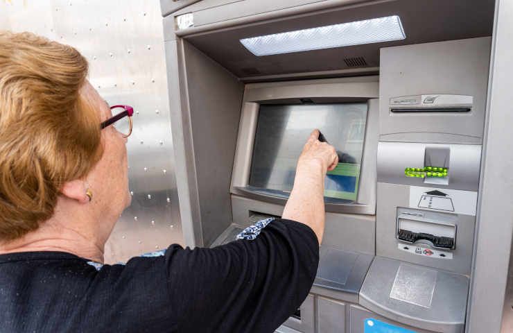 Crisi atm chiudono bancomat Italia perché