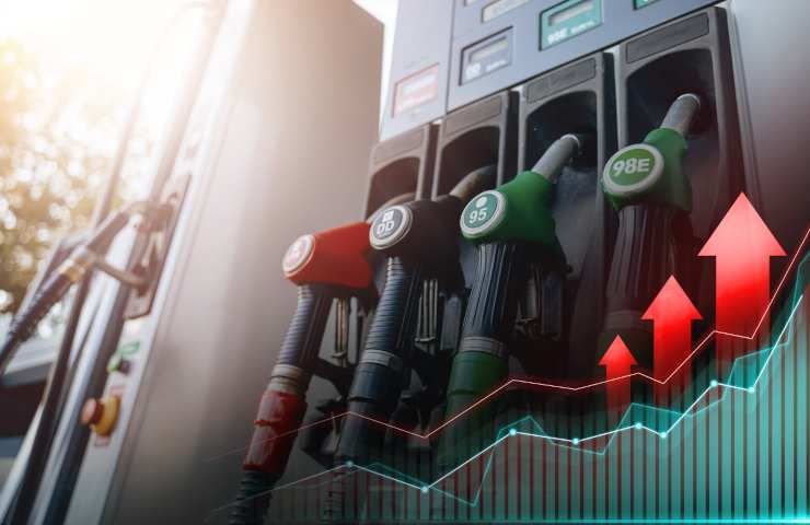Doppio prezzo carburanti decreto governo controlli distributori autostrada
