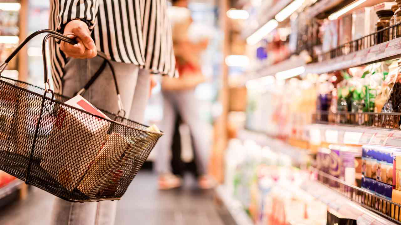Truffa supermercato malintenzionati rubano soldi mazzo chiavi terra