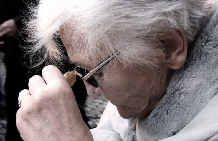 Narita economista Yale proposta risparmio bilancio assistenziale eutanasia anziani