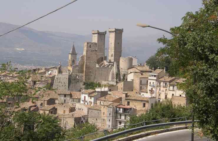 Pacentro bonus accoglienza tasse bollette borgo Abruzzo