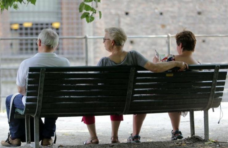 Pensionati su una panchina