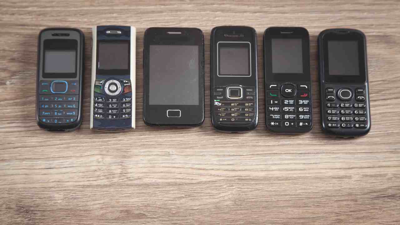 Dumb phone: che cos'è la nuova tendenza della gen Z