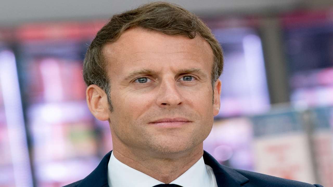 Macron toglie orologio polemica