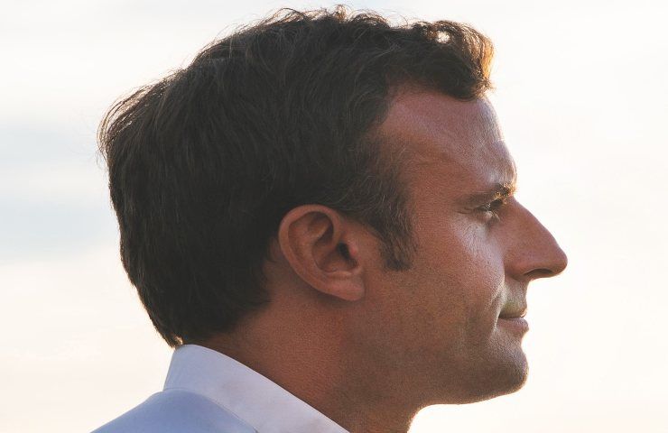 Emmanuel Macron sfila orologio intervista video