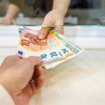 Vive in Finlandia e tutti i giorni raccoglie bottiglie di plastica: quanto guadagna