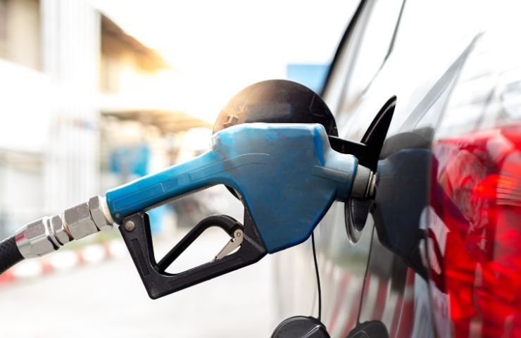 Prezzo della benzina, pistola distributore (Foto Pixabay) - bonus.it 20230816