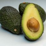 avocado a metà