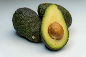 avocado a metà